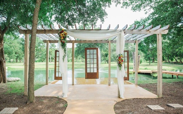 The Difference Between an Onsite Venue Coordinator vs Wedding Planner